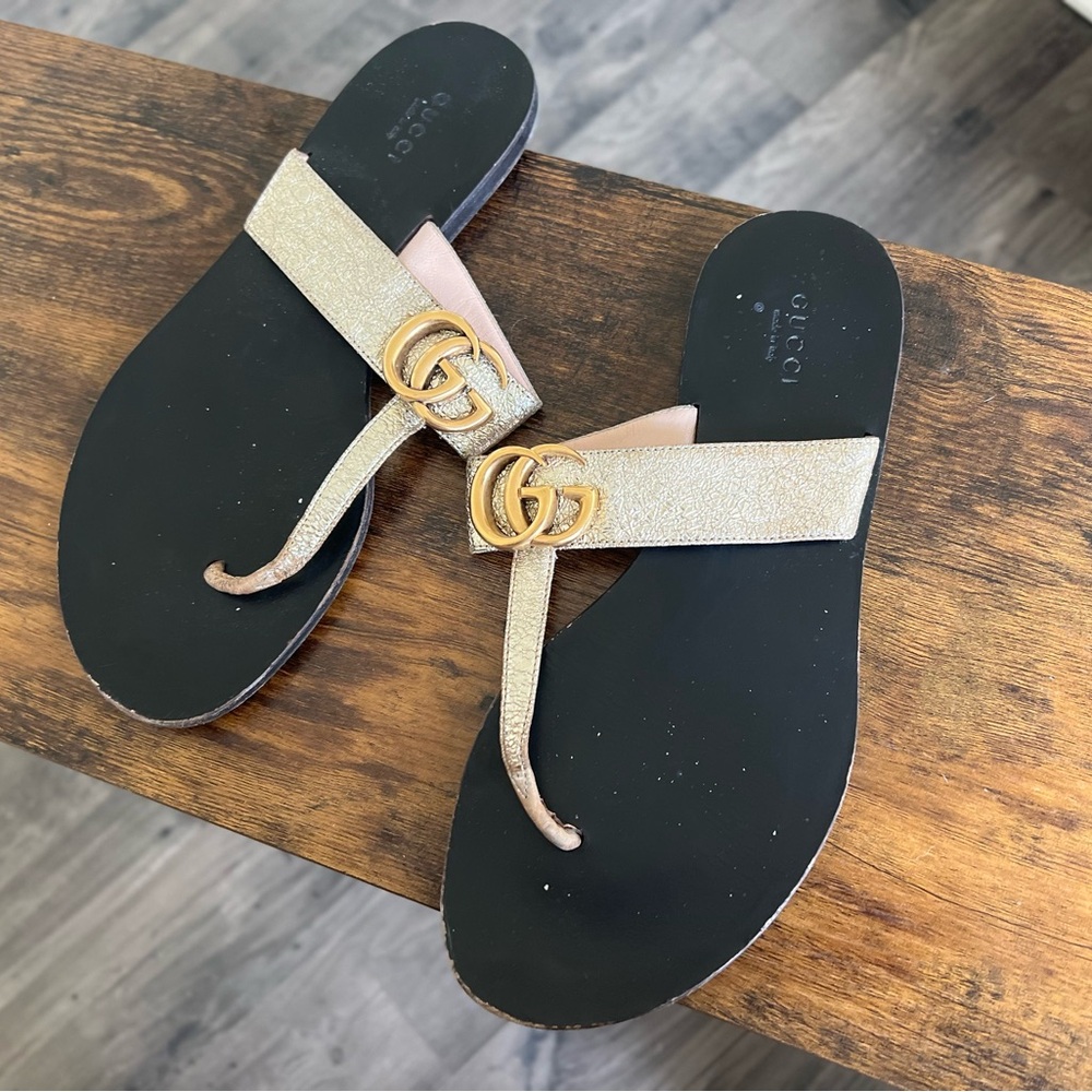Gucci Crinkled Leather GG Marmont Flat Thong Sandals Metallic Gold Size38 (USED)